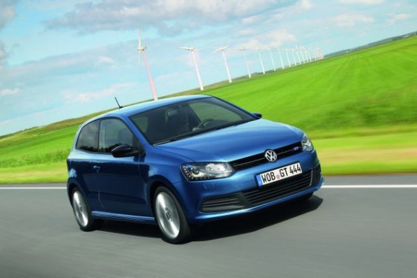 Die Front- und Seitenansicht des Volkswagen Polo Blue GT