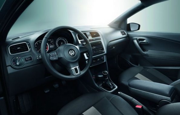 Ein Blick auf die Armaturentafel im Volkswagen Polo