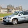 Der Tiguan-HyMotion in der Seitenansicht vor symbolträchtiger Kulisse (Reichstag) fotografiert. 