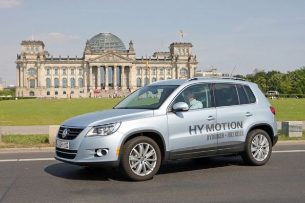 Der Tiguan-HyMotion in der Seitenansicht vor symbolträchtiger Kulisse (Reichstag) fotografiert. 