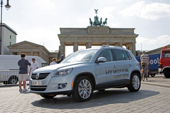 Der Tiguan-HyMotion vor dem Brandenburger Tor: Wichtig für den später angedachten Praxiseinsatz der Brennstoffzellen-Technologie ist die Reichweite, die nicht auf Kosten des Platzes im Innenraum gehen darf. 