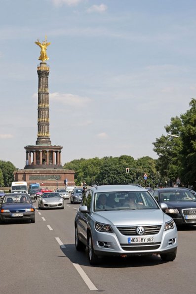 Der Tiguan-HyMotion unterwegs in Berlin: Das Brennstoffzellen-Fahrzeug kann 150 Kilometer pro Stunde erreichen. 