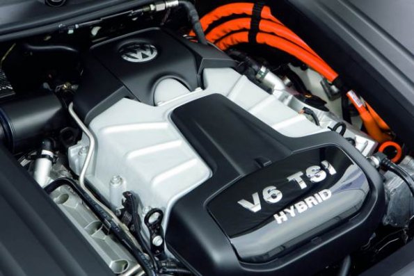 Ein Blick auf den V6 TSI-Motor 245 kW 333 PS mit integriertem E-Motor im Volkswagen Touareg Hybrid