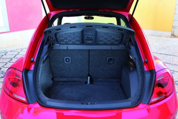 Ein Blick in den Laderaum des VW Beetle 2012