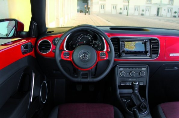 Ein Blick in den Innenraum des VW Beetle 2012 auf das Cockpit