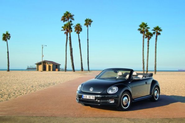 Die Außenaufnahme zeigt den VW Beetle 50s Edition in der Frontansicht 