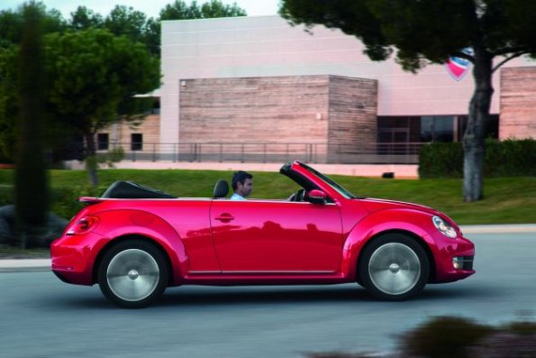 Das VW Beetle Cabrio im Profil, hier mit geöffnetem Verdeck 