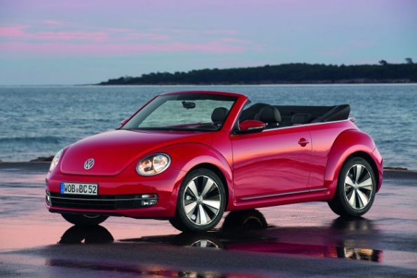 Das VW Beetle Cabrio mit geöffnetem Verdeck 