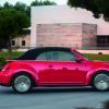 <p>Das VW Beetle Cabriolet  von der Seite mit geschlossenem Verdeck</p>