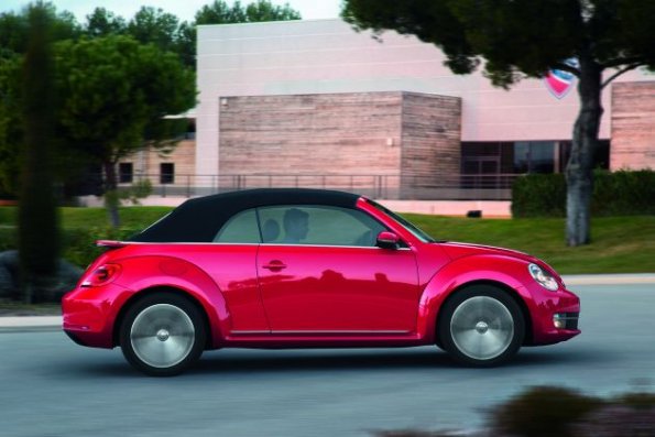 Das VW Beetle Cabriolet  von der Seite mit geschlossenem Verdeck