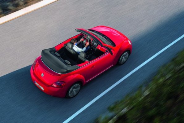 Ein Blick aus der Vogelperspektive auf das VW Beetle Cabriolet