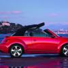 <p>Verdeck fast geschlossen beim neuen VW Beetle Cabriolet</p>