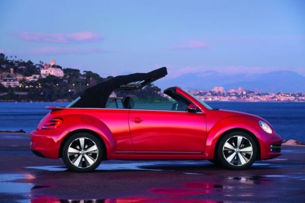 Verdeck fast geschlossen beim neuen VW Beetle Cabriolet