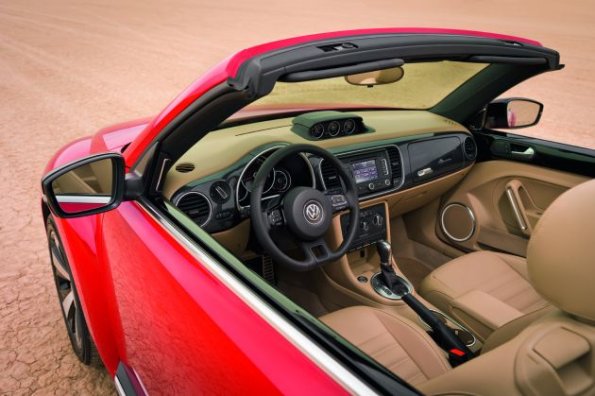 Die Armaturentafel im VW Beetle Cabriolet