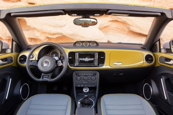 Cockpit des VW Beetle Dune Cabriolet