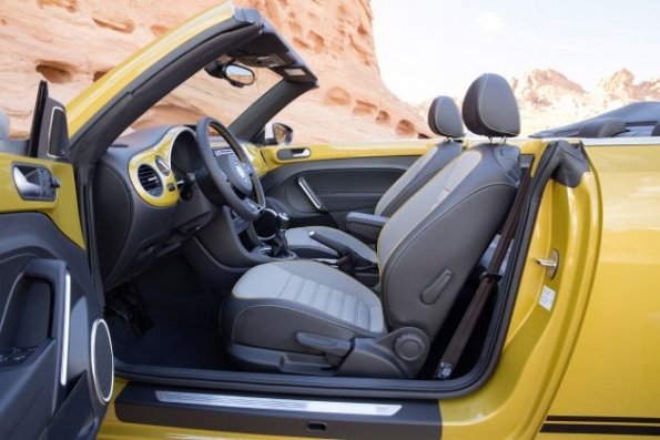 Vordere Sitzreihe im VW Beetle Dune Cabriolet