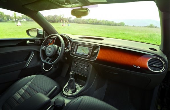 Ein Blick auf die Armaturentafel im VW Beetle Fender Edition