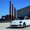 Der VW Beetle R-Line in einer Außenaufnahme vor den Schloten des Volkswagen-Werks<br />