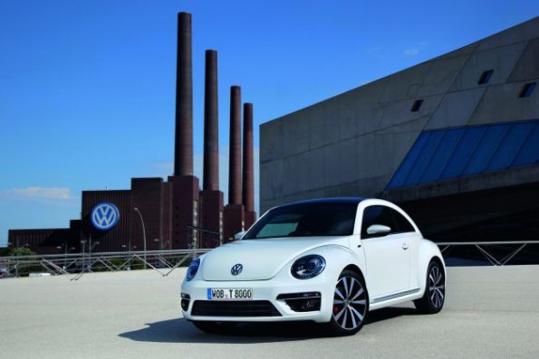 Der VW Beetle R-Line in einer Außenaufnahme vor den Schloten des Volkswagen-Werks