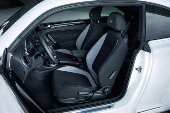 Die erste Sitzreihe im VW Beetle R-Line