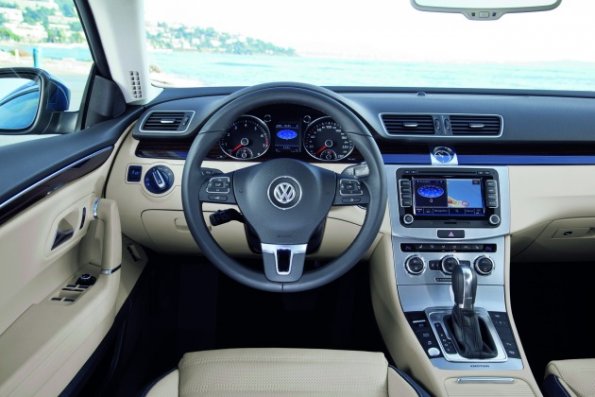 Der Arbeitsplatz des Fahrers im VW CC