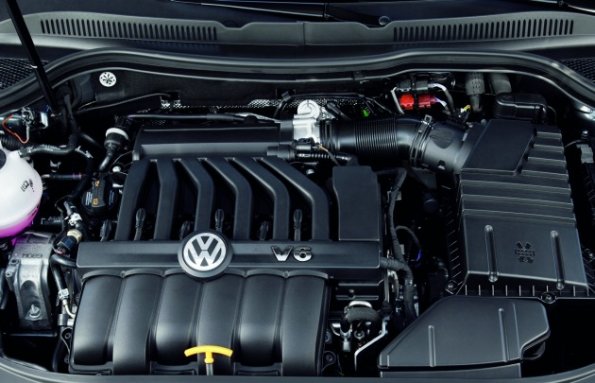 Ein Blick unter die Motorhaube des VW CC