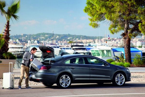 Eine Außenaufnahme des VW CC mit geöffneter Heckklappe. Diese lässt sich mit einer Fußbewegung unter dem Heckstoßfänger öffnen. 