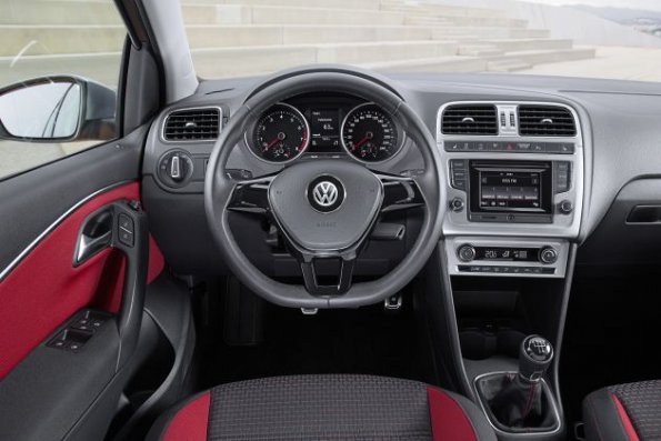 Das Cockpit des VW Cross Polo