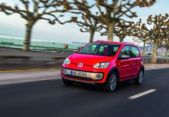 Die Fahrzeugfront des VW cross up!