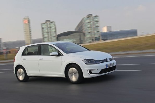 Front- und Seitenpartie des VW E-Golf