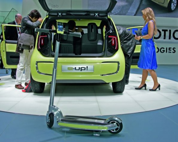 Der VW E-Up! von hinten mit geöffneter Heckklappe fotografiert.