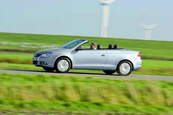 Die Seitenansicht des VW Eos mit geöffnetem Hardtop