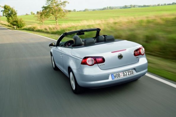 Der VW Eos aus der Heckperspektive aufgenommen