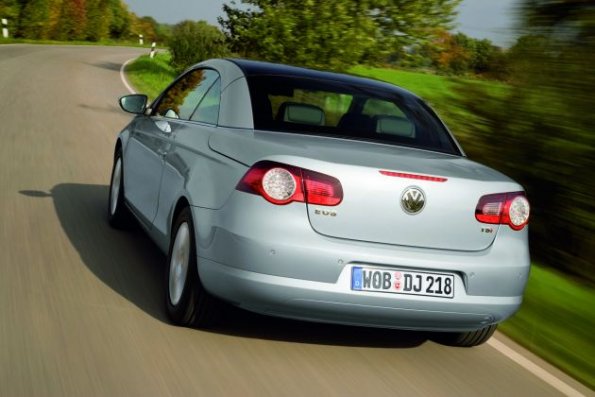 Heckansicht des VW Eos mit geschlossenem Verdeck