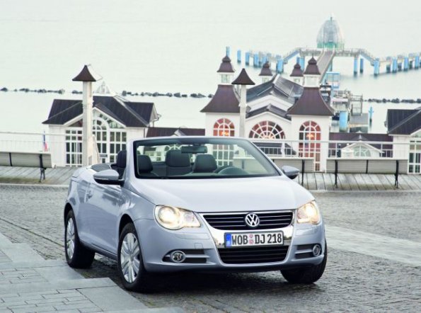 Eine Außenaufnahme des VW Eos