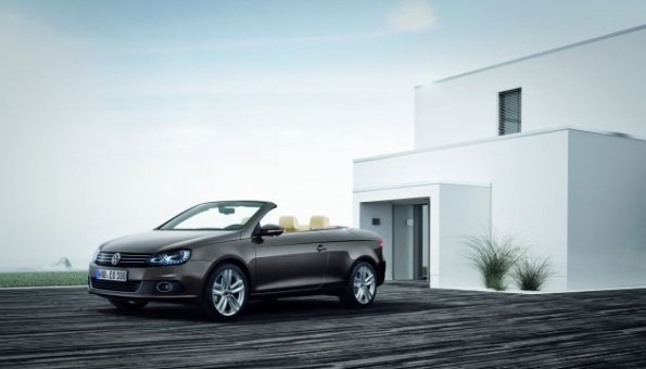 Der erneuerte VW Eos in der Front- und Seitenansicht mit geöffnetem Verdeck