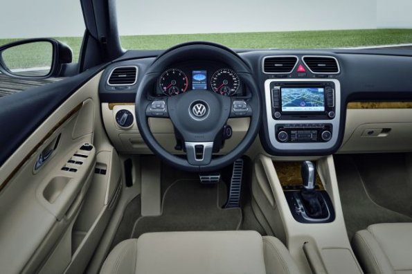 Das Cockpit des VW Eos