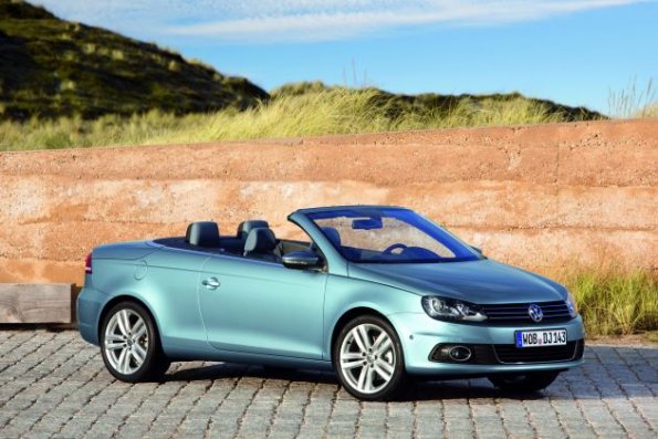 Front- und Seitenansicht des VW Eos mit geöffnetem Verdeck