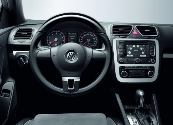 Die Aufnahme zeigt das Cockpit des VW Eos Sport&Style