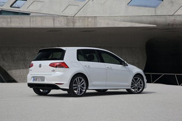 Heck- und Seitenpartie des VW Golf 7 R-Line