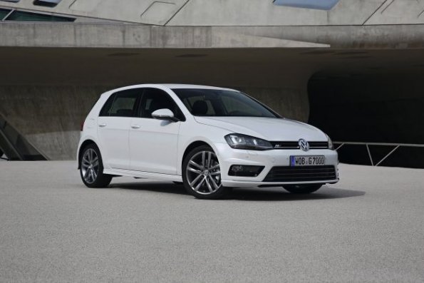 Front- und Seitenpartie des VW Golf 7 R-Line