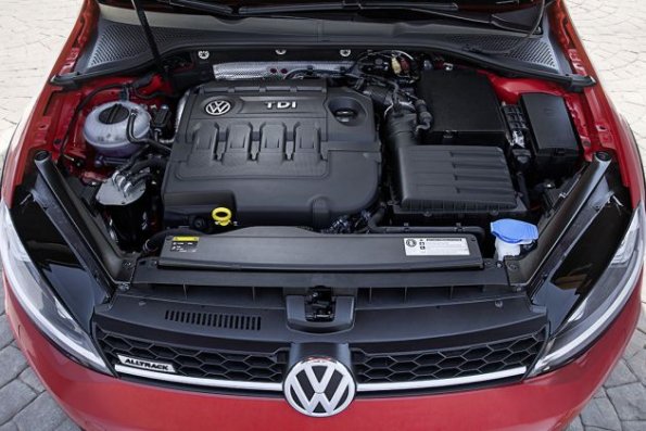 Ein Blick unter die Motorhaube des VW Golf Alltrack 