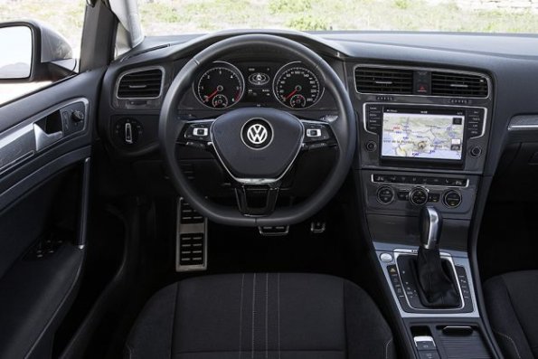 Das Cockpit des VW Golf Alltrack 