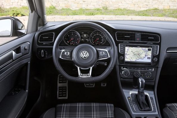 Cockpit im VW Golf GTD Variant 