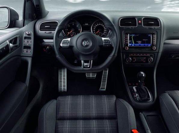 Der Arbeitsplatz des Fahrers im VW Golf GTD