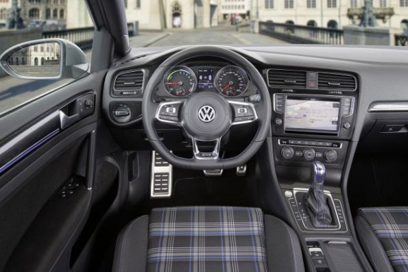 Das Cockpit des VW Golf GTE