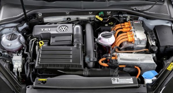 Ein Blick unter die Motorhaube des VW Golf GTE