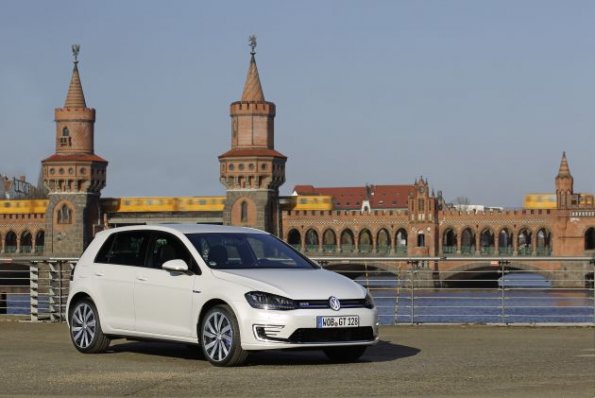 Front- und Seitenpartie des VW Golf GTE