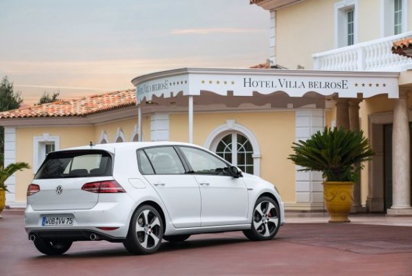 Heck- und Seitenpartie des VW Golf GTI