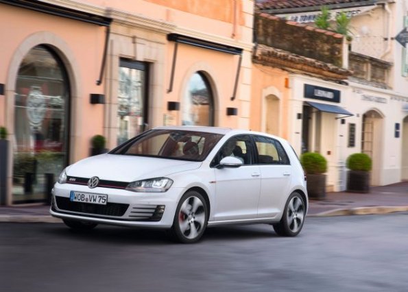 Die Frontansicht des VW Golf GTI